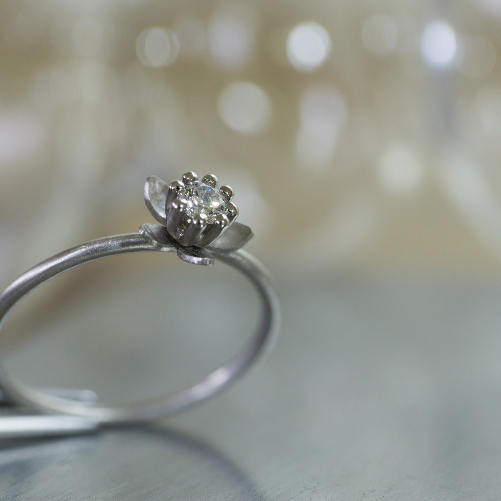 お花の指輪　角度２　プラチナ、ダイヤモンド　屋久島でつくる結婚指輪