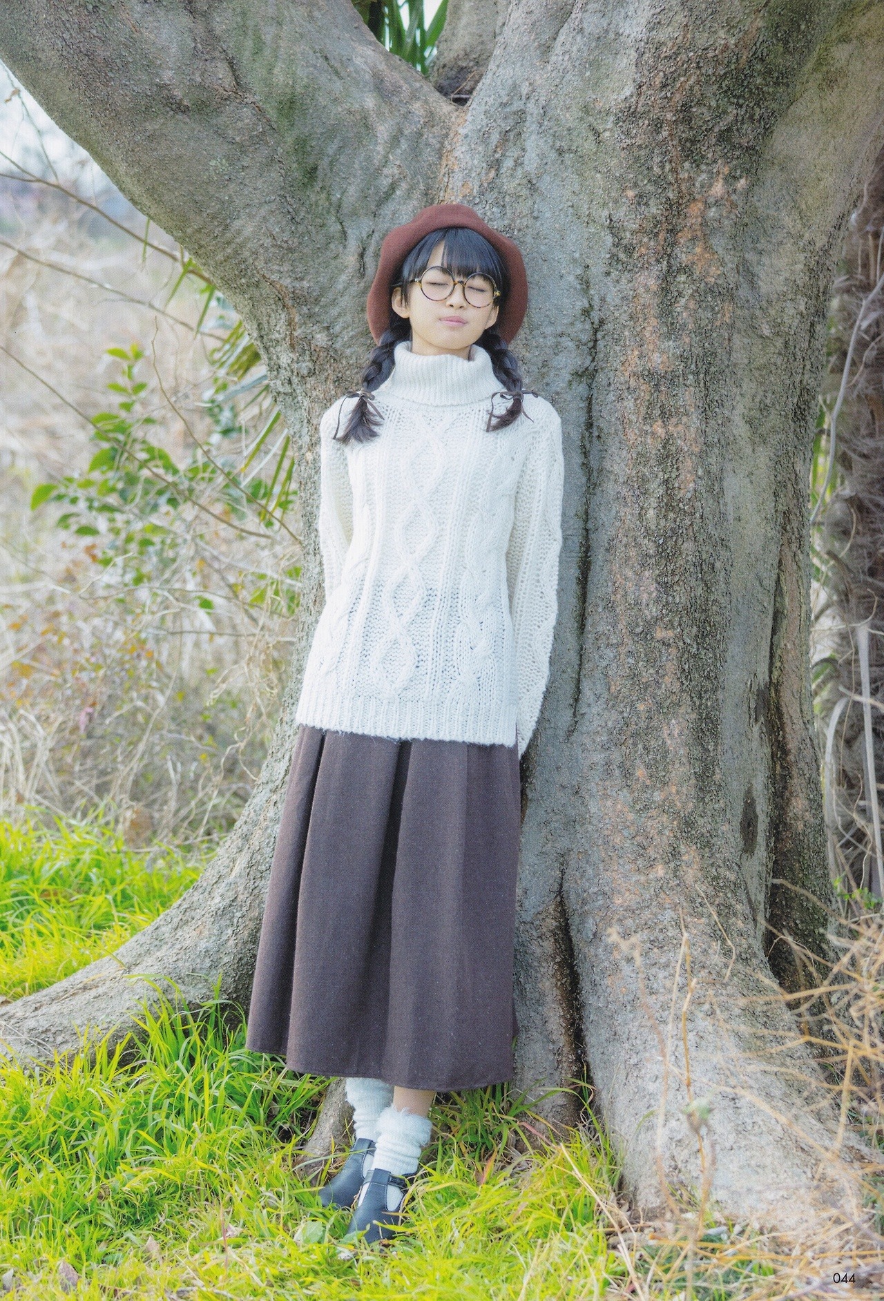 大きな木に寄り掛かっているメガネ姿の原田葵の画像