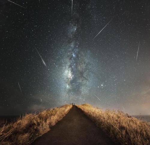 photos-of-space - Meteor Shower in Hawaii [OC]...