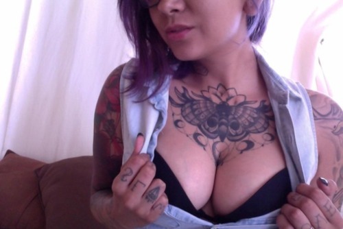 Check out Bruise Suicide’s chest tattoo Checa el nuevo...