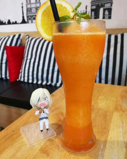 小さな妖精と背の高いグラスにオレンジ ジュース。 
