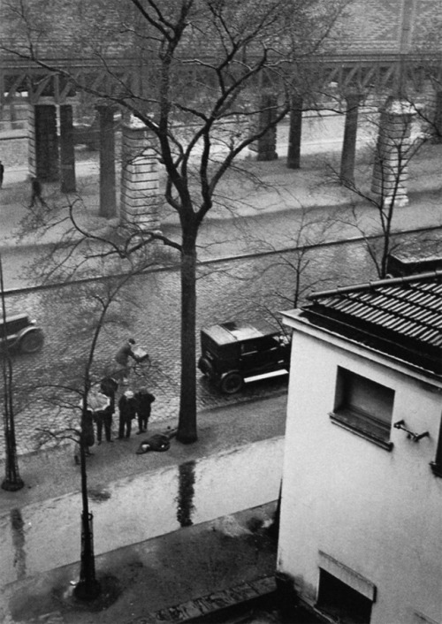 last-picture-show - Brassai, A Man dies in the Street, Boulevard...