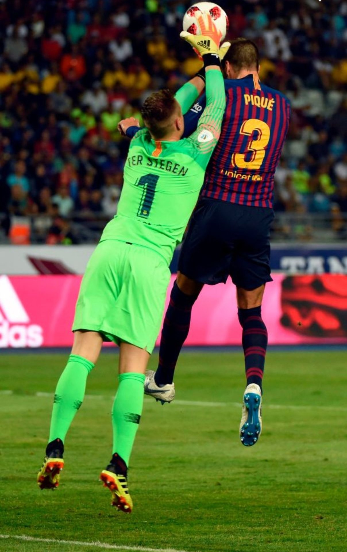 صور مباراة : برشلونة - إشبيلية 2-1 ( 13-08-2018 )  Tumblr_pddaryOH6Y1vzp5kko1_1280