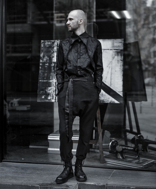 minoar - Darkwear Silhouettes | Wrinkled Collarless Coated Shirt...
