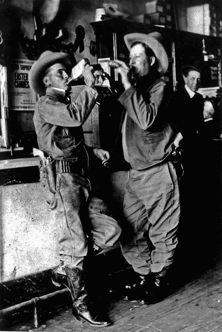 Два шерифа бухают в баре. 1918 г.