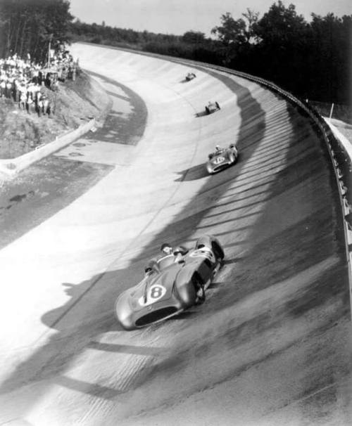 frenchcurious - Juan Manuel Fangio le vainqueur, devant Stirling...