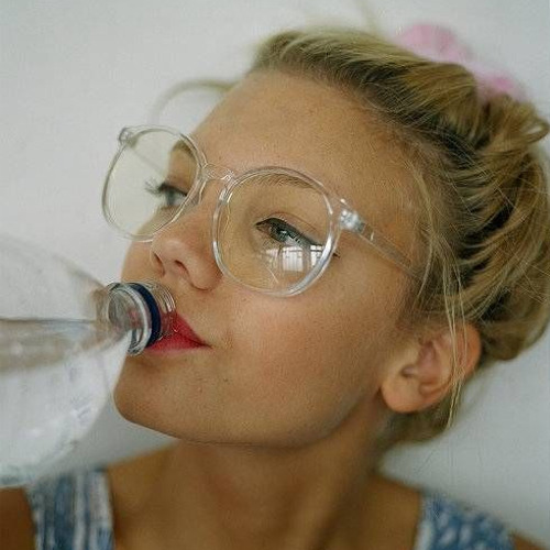 6 Λόγοι που οι φακοί επαφής είναι πιο βολικοί από τα γυαλιά [Κυρίως για τις γυναίκες]