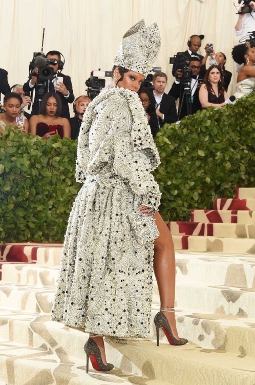 fancifullybookish - My favorite looks from the Met Gala 2018 -...