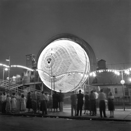 Harold Feinstein, Watching The Gyro, Coney Island, 1949