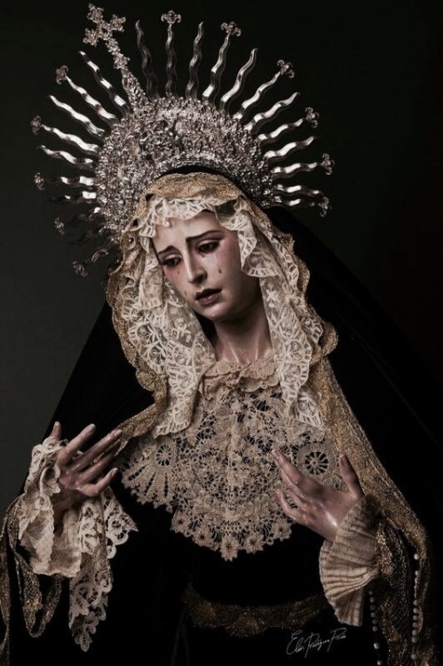 vrykolach:Weeping Mary.I love all of these types of statues...