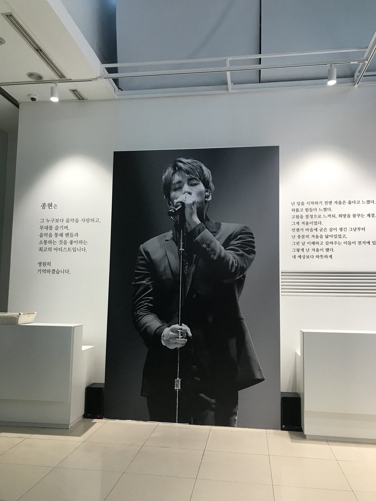 Агентство SM Entertainment открыло мемориал для поклонников Джонхёна из SHINee