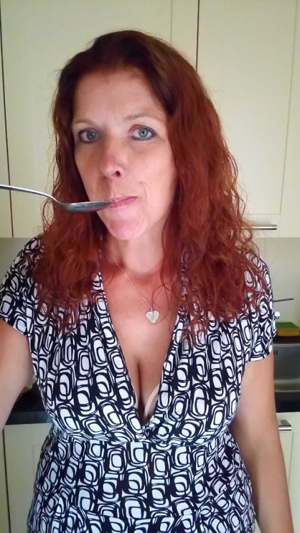 pornstartineke - eating a cum load out of the spoon, i love...