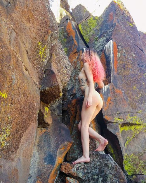 wildernesswanderess:When you’re naked out in nature, the...