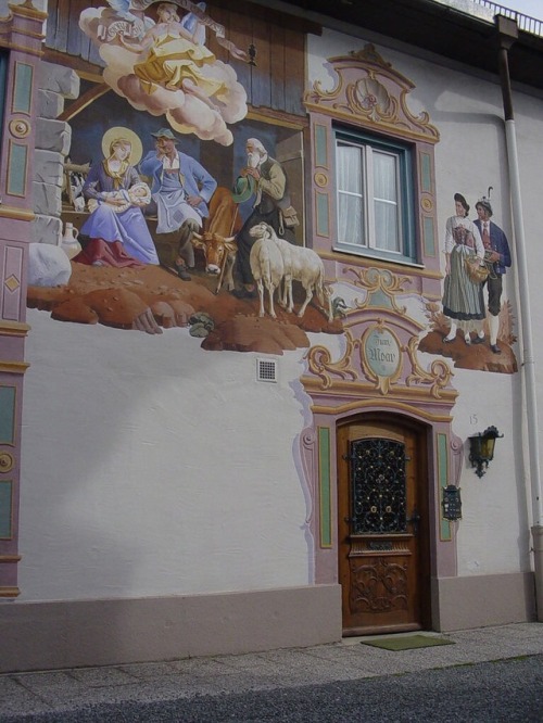 willkommen-in-germany - Bavarian house with typical religious...