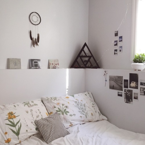 adaurable - some sweet photos of my quaint bedroom 
