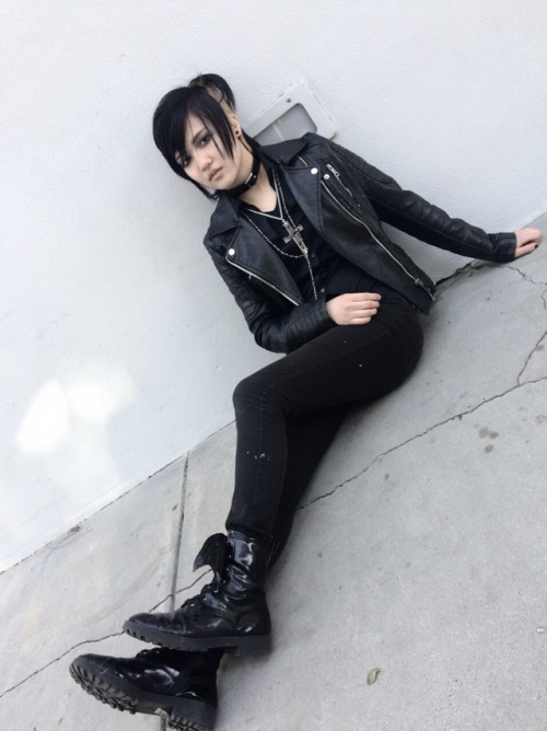 vendetta06:*wears leather jacket**leans up against some...