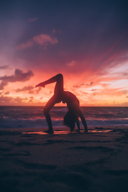 beach yoga sunrise | Tumblr