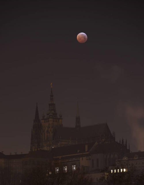 the-wolf-and-moon:Prague Castle and Blood Moon