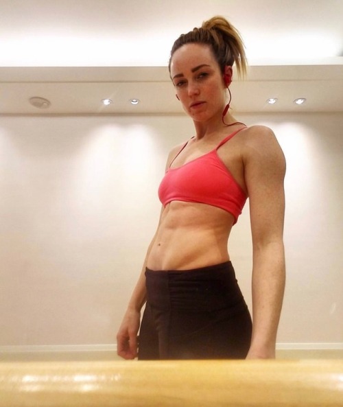 yaviya - Caity Lotz workout selfies