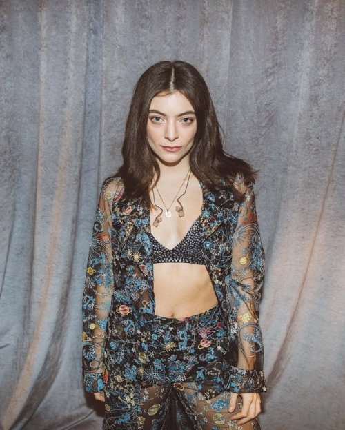 lorde-daily - jakechams - Moments before the Staples Center dance...