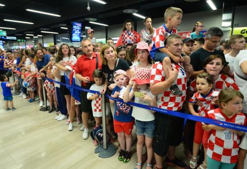 mandzusupport - More than 1000 people were waiting for Croatia...