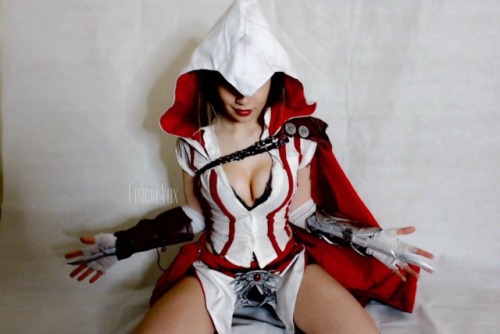 awesomecosplaygirls - Female Ezio Auditore ero cosplay by...