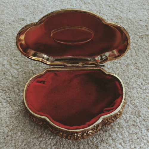 cranberried:my grandpa gave me this jewelry box and it’s so so...