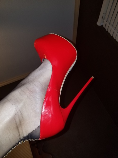secret666:Love my red 6" fetish heels!