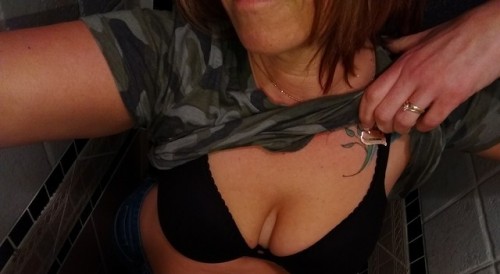 tlvhotwife - Her bein naughty at Applebees !!!