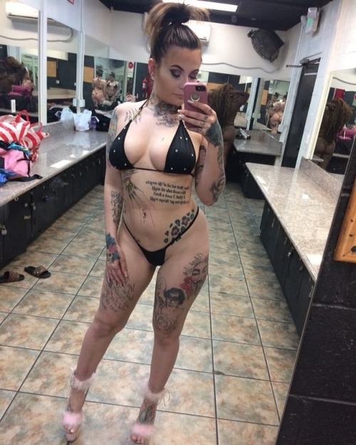 stripper-locker-room - https - //www.instagram.com/pinkl0vexx/