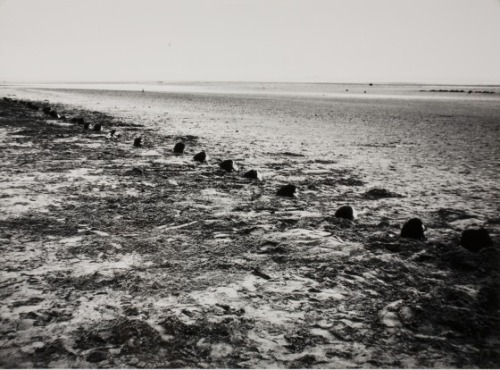 regardintemporel - Keith Arnatt - Liverpool Beach Burial, 1968