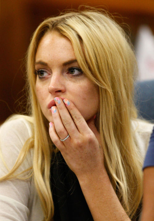 y2klame - Lindsay Lohan in court with ‘fuck u’ painted on her...