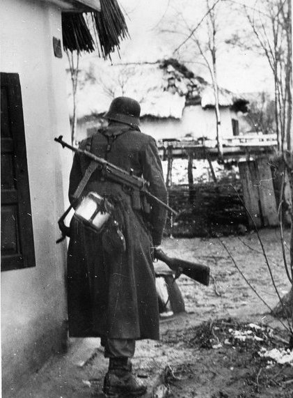 panzerknacker88:
“Hausekampf in Russia - Behind a house an SS prepares to move forward
”