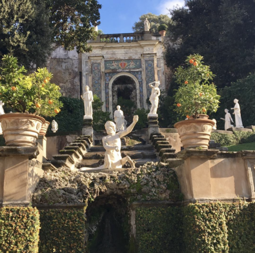 annedebretagneduchesseensabots:Hidden garden,  Rome.   photo :...