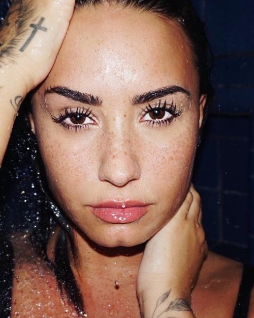 dlovato-news - ddlovato - Impromptu shower photoshoot with your...
