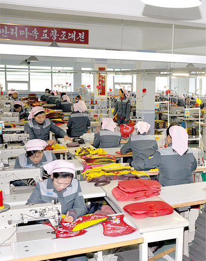 Фабрика КНДР по производству рюкзаков 