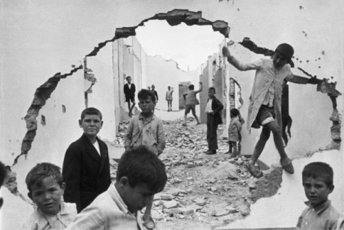 casadabiqueira - Children playing in ruins, Seville,...