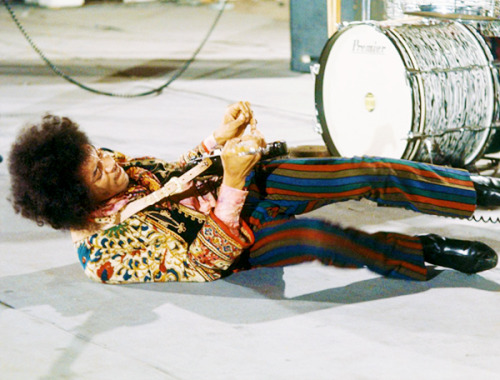babeimgonnaleaveu - Jimi Hendrix performing at Théâtre d'Issy...