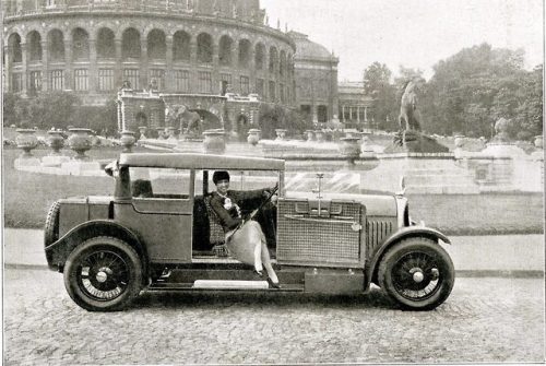 frenchcurious - Josephine Baker, voiture Voisin devant l'ancien...