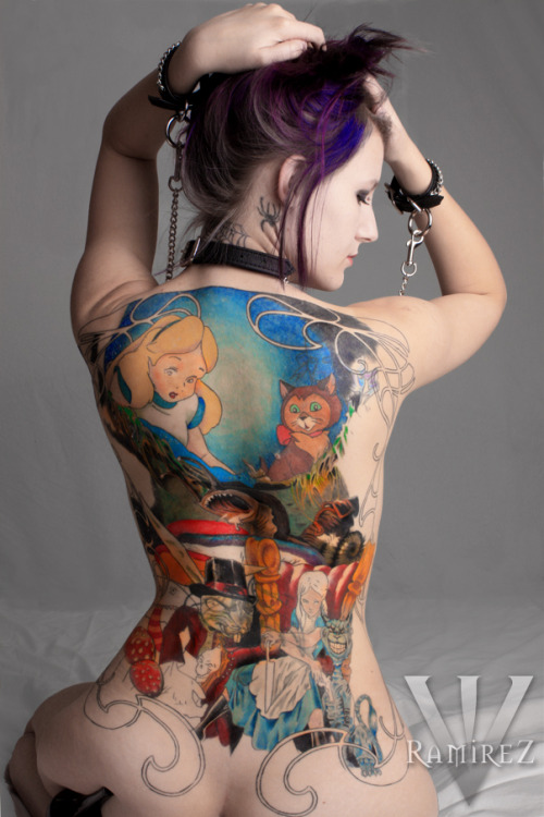 tattoo1chosun - 자신의 데비앙아트 계정에 Gina 라고 밝히고 있는 여성이 등에 새긴 타투가 인상적으로...