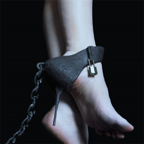 slavegirldiana - Even chained i am forced to keep my heels raised....