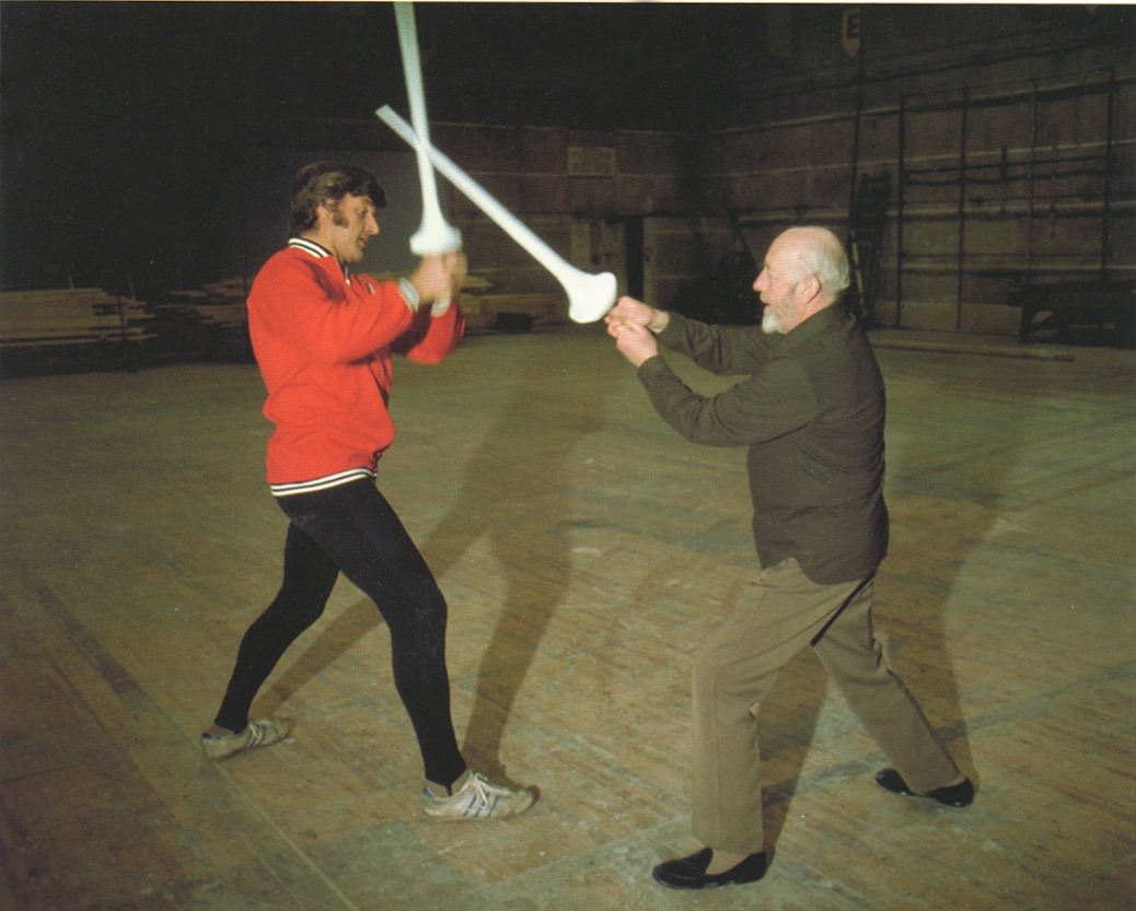 David Prowse (Darth Vader) and Alec Guinness (Ben Kenobi) rehearsing their duel for STAR WARS (1977).