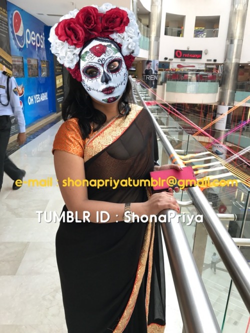 shonapriya - Cleavage Show in Ambiance Mall Gurgoan - Old Pics