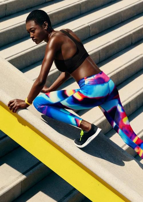Multicolored sports leggings and black top