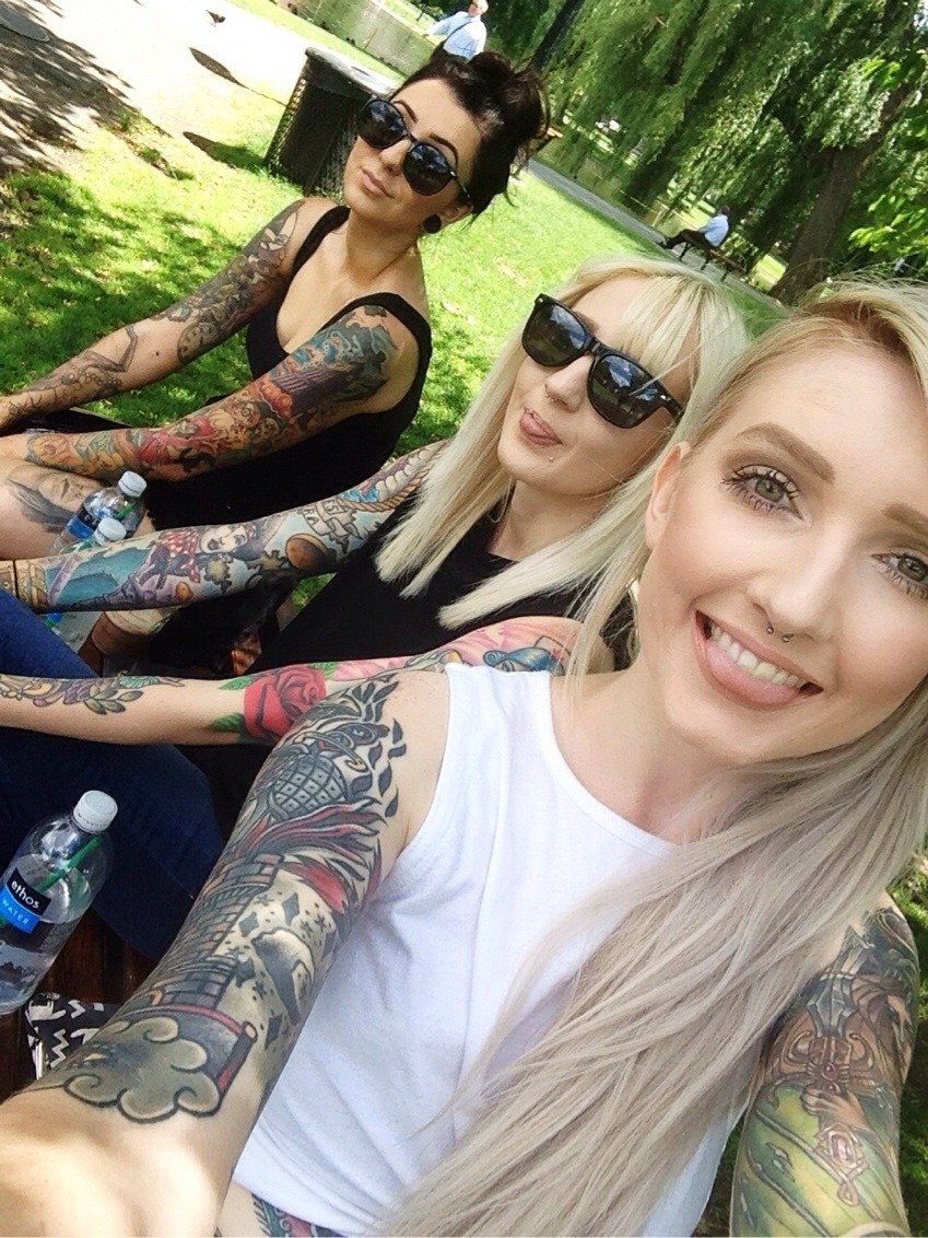 tres mujeres amigas con tattoos posando para una foto