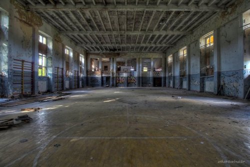 Abandoned gym, Germany, 2017.flickr ◄ ► instagram