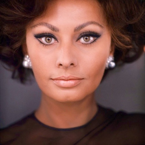 summers-in-hollywood - Sophia Loren photographed by Chiara...