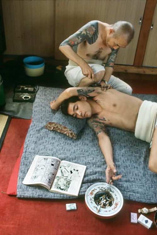 s-h-o-w-a:Man reading comics while being tattooed, Tokyo,...
