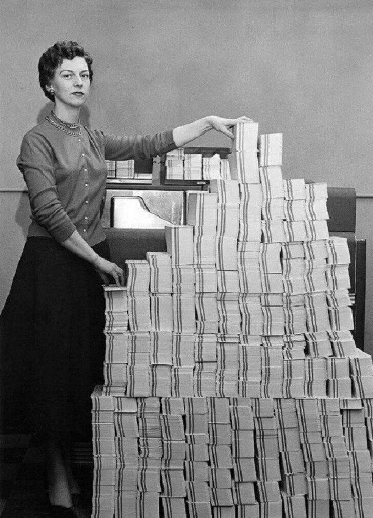 4,5 мегабайта данных в 62 500 перфокартах, США, 1955