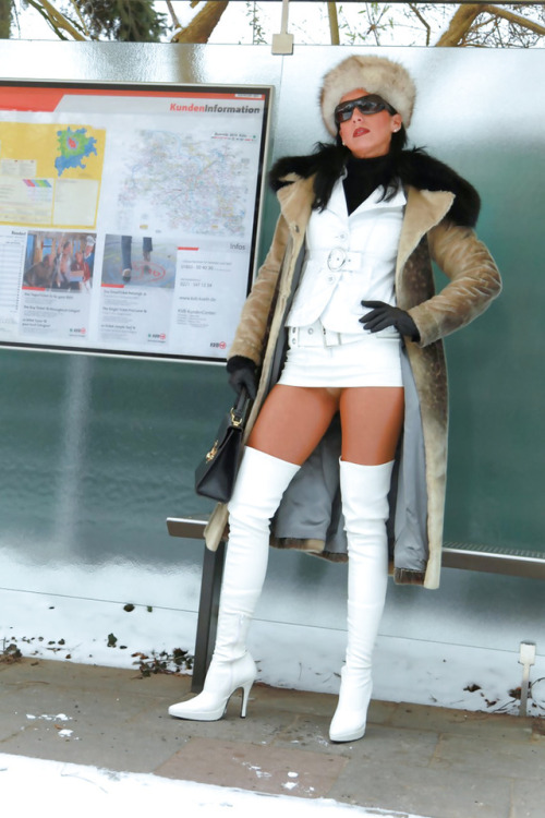 lady in fur…boots&gloves